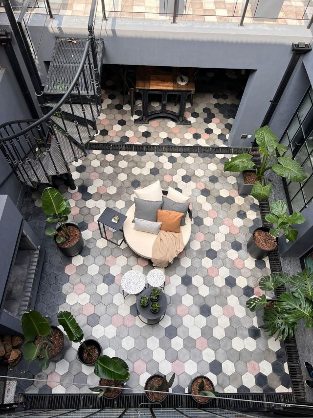 Patio interior con plantas