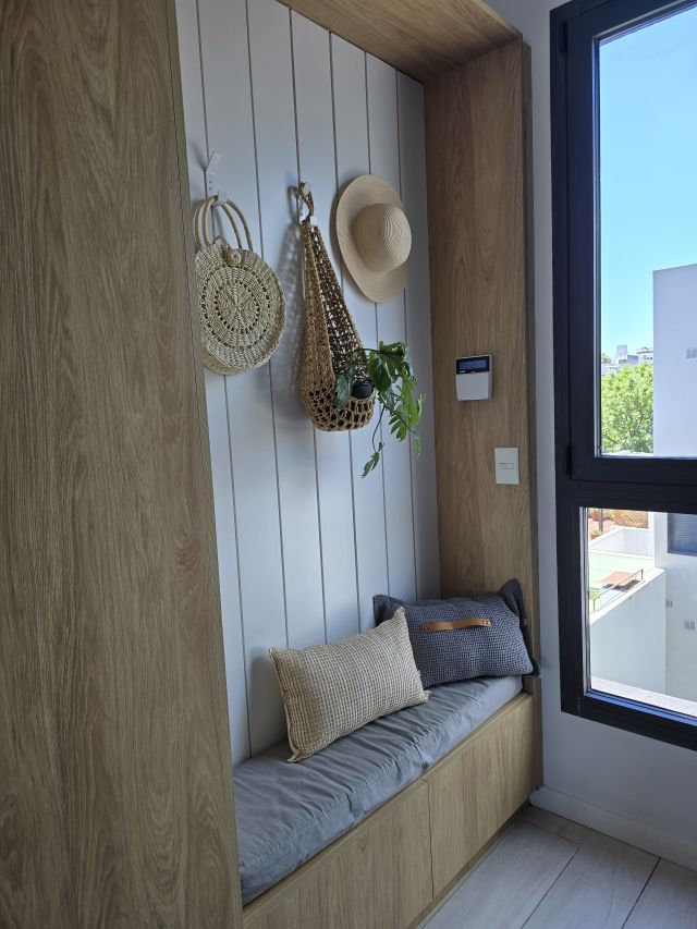 Rincón de lectura con sombrero y planta