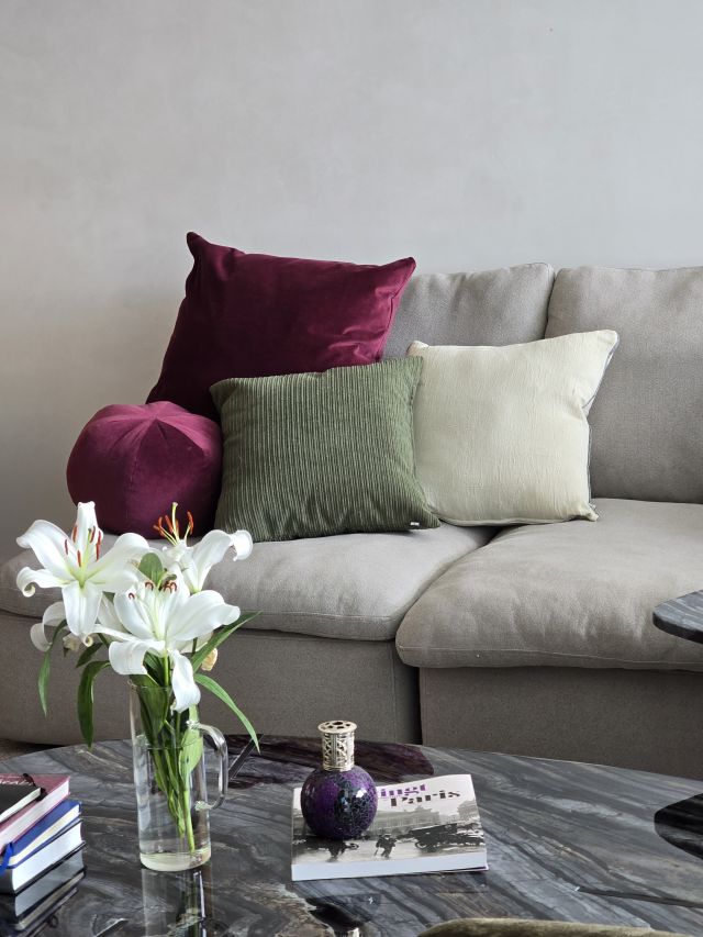 Detalle de almohadones bordeaux y sage